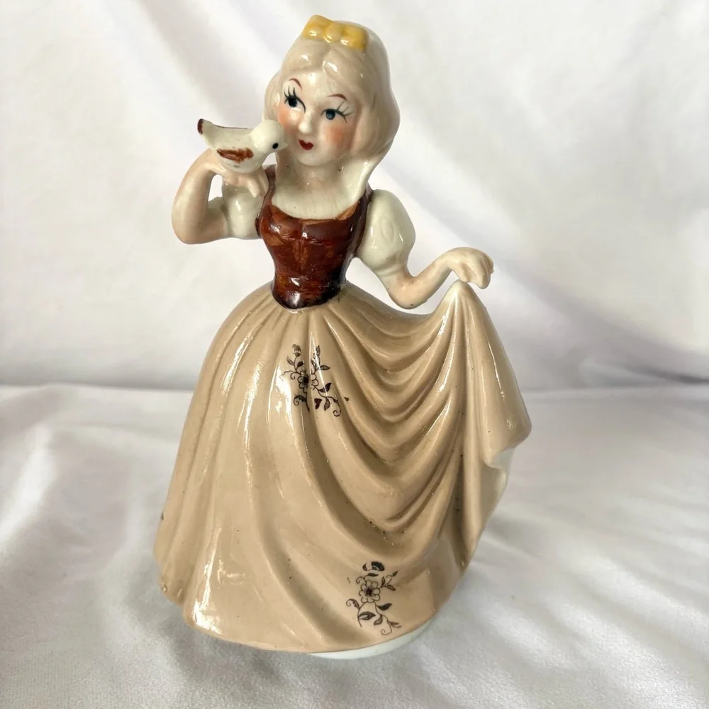Vintage 60s Snow White ceramic figurine music box home decor Disney